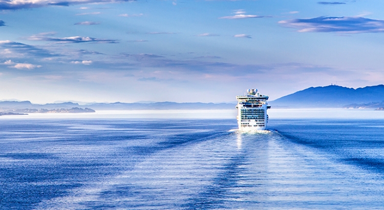 Kreuzfahrtschiff zieht Wellen Foto iStock Cassinga